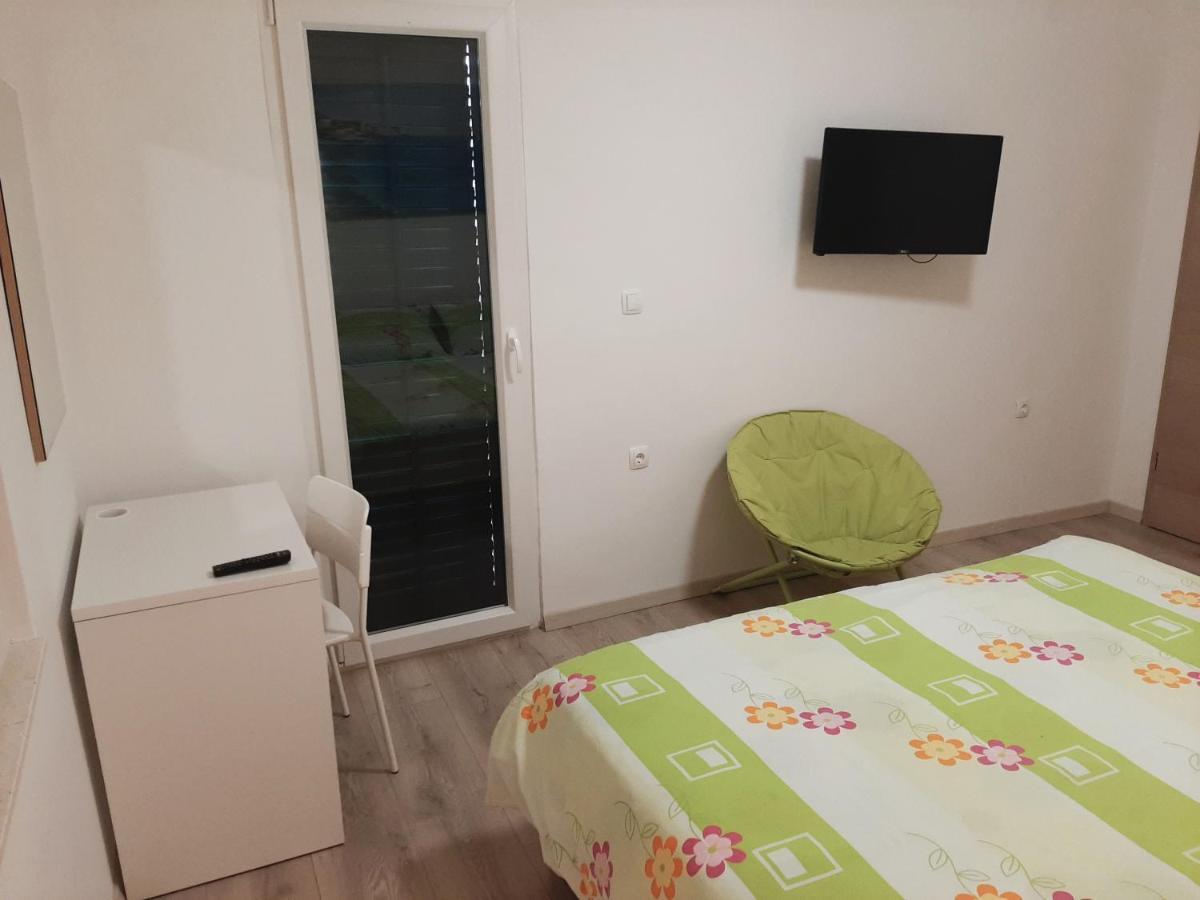 Apartman Maslina Pisak Buitenkant foto